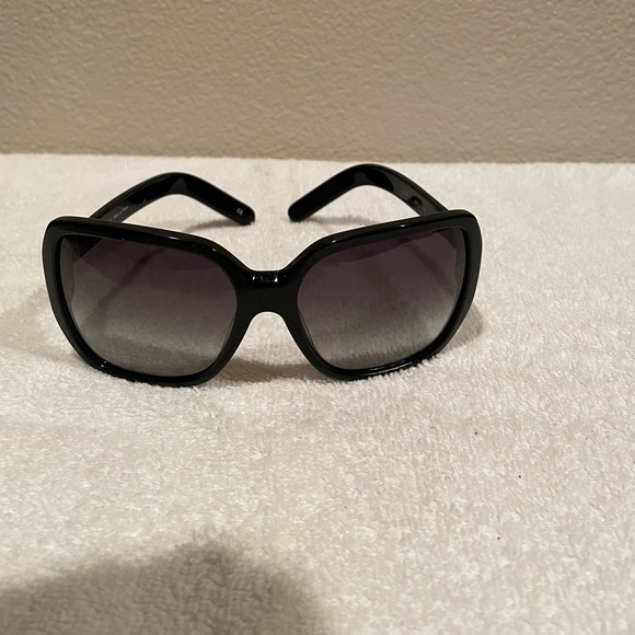 Elegant Black Chloe Oversized Sunglasses - Picture 1 of 12